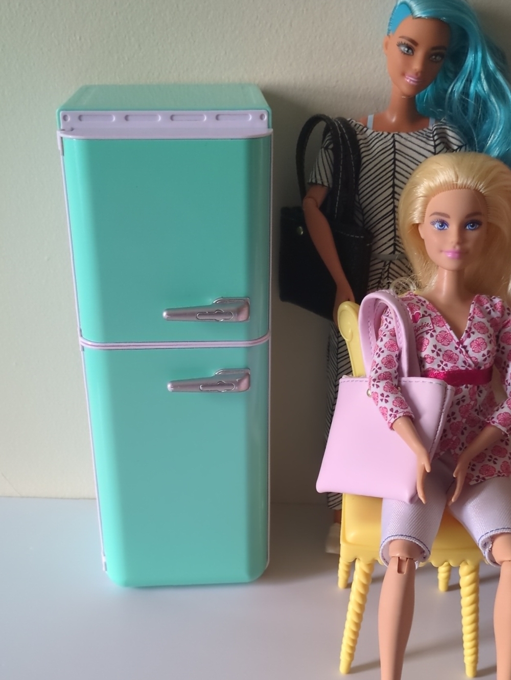 lot of 4 Articulated Barbies dolls and Mini Fridge Accessory - Picture 16 of 16